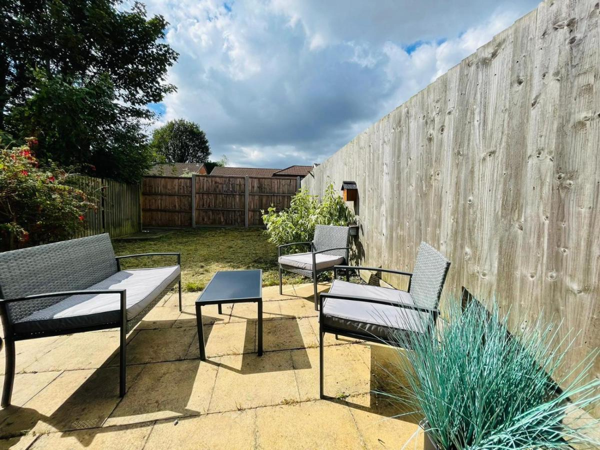 Lovely 4-Bed House In Luton Luton  Exteriér fotografie