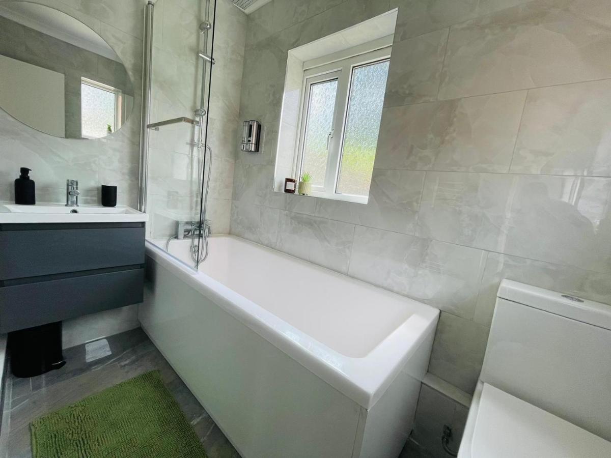 Lovely 4-Bed House In Luton Luton  Exteriér fotografie