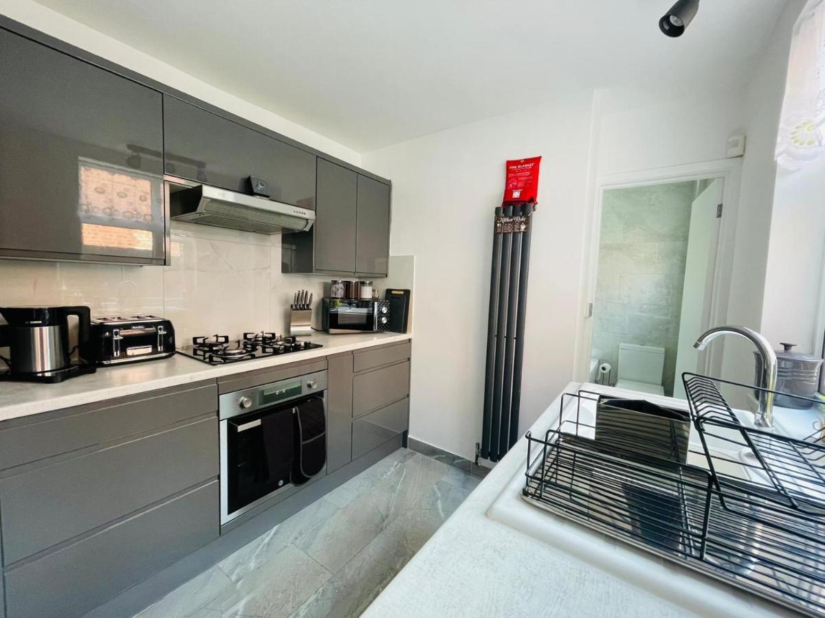Lovely 4-Bed House In Luton Luton  Exteriér fotografie